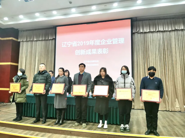 右一为千亿手机网页版登录入口副总经理赵春阁